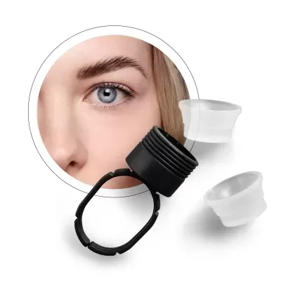 Peças de plástico transparentes e preta com rosto feminino ao fundo