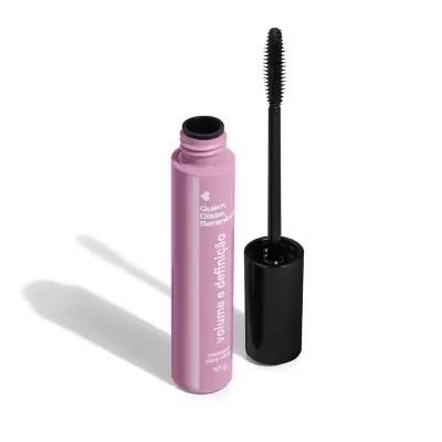 Máscara para cílios rosa claro com aplicador aberto e texto branco