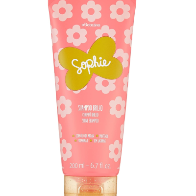 Tubo de shampoo rosa com flores claras e tampa dourada com texto Sophie e informações do produto