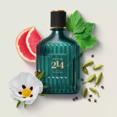 Frasco verde escuro com tampa preta e texto dourado BOTICA 214 FIJI PARADISE com folhas e especiarias ao redor
