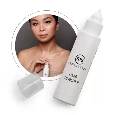 Frasco branco do produto COLOR DEVELOPER da my LAMINATION com tampa transparente e foto de mulher a segurá-lo