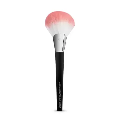 pincel de maquilhagem com cerdas rosa e cabo preto