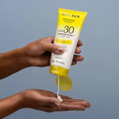 Creme protetor solar BOTI SUN FPS 30 sendo aplicado na mão