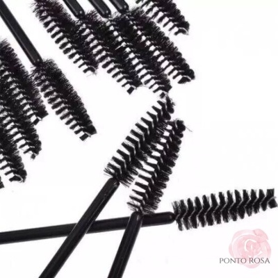 Escovas de aplicador de rímel pretas variadas sobre fundo branco