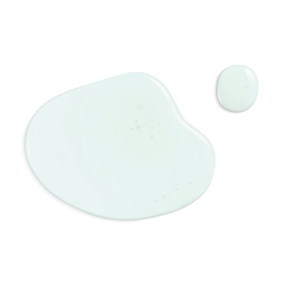 Manchas de líquido transparente em fundo branco