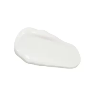 Produto branco com textura cremosa sobre fundo branco