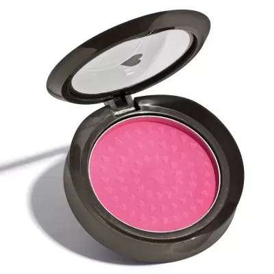 Blush cor-de-rosa com padrão de corações em estojo preto com tampa transparente