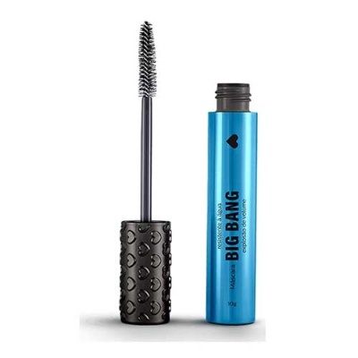 Máscara de pestanas em embalagem azul metálica com tampa preta texturada e texto preto