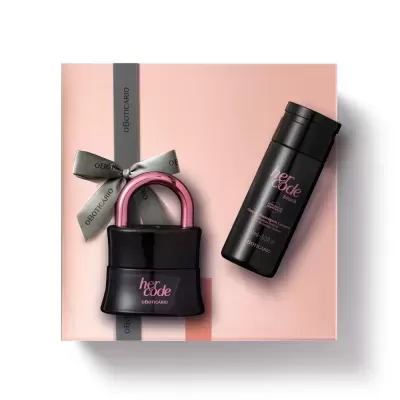 Conjunto de produtos her code em embalagem preta com detalhes em rosa sobre caixa com fita cinzenta