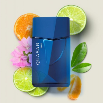 Frasco de perfume azul com texto QUASAR BLUE rodeado por frutas e flores
