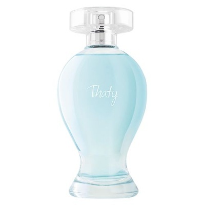 Frasco de perfume azul claro com tampa transparente e texto Thaty
