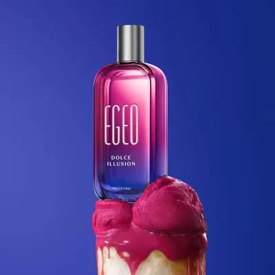 Frasco de perfume roxo e azul sobre sorvete vermelho