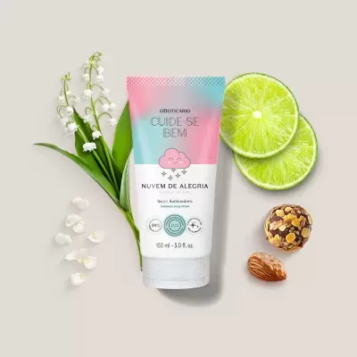 Loção iluminadora Nuvem de Alegria da marca O Boticário com flores, fatias de lima, bombom e amêndoa ao lado