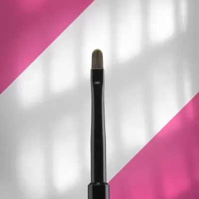 Pincel de maquilhagem com cabo preto e cerdas pequenas