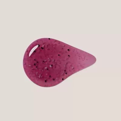 Amostra de gel rosa translúcido com partículas pretas e rosadas