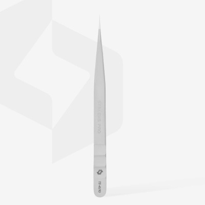 Pinça metálica prateada com ponta fina em fundo branco