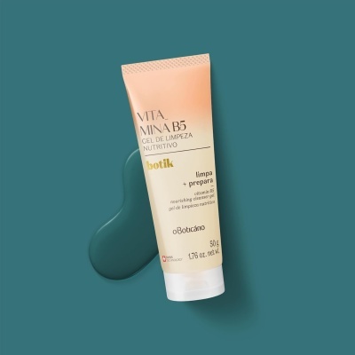 Frasco de gel de limpeza nutritivo Vitamina B5 Botik oBoticário sobre superfície azul