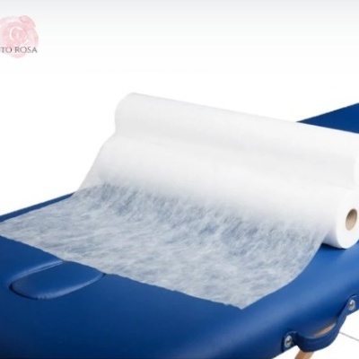 Rolos de papel biomédico branco numa maca azul