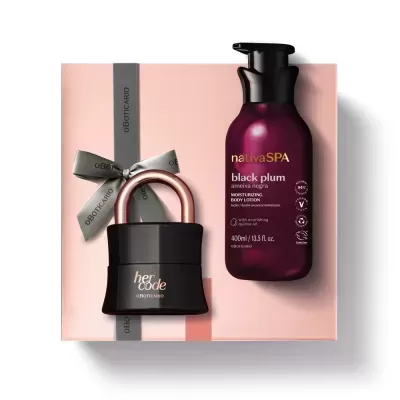 Kit de loção corporal nativaSPA black plum e perfume her code da O Boticário com embalagem rosa e fita cinza
