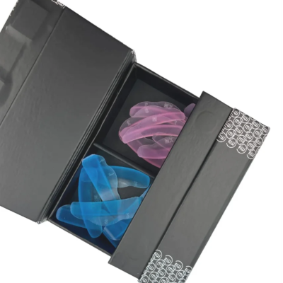 Caixa preta com madrepérolas azul e rosa translúcidas