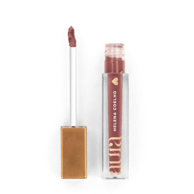 Batom líquido rosa nude Aura Helena Coelho com aplicador e tampa dourada