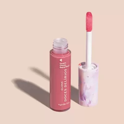 Gloss labial rosa em frasco transparente com tampa de padrão mármore