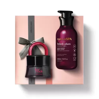 Conjunto cosmético O Boticário em caixa rosa com fita cinzenta, inclui frasco her code e loção corporal nativaSPA black plum.