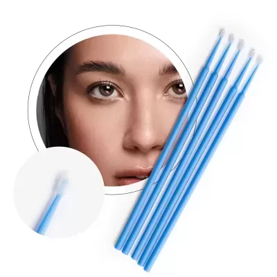 Cinco escovas interdentais azuis com cerdas brancas e rosto de mulher ao fundo