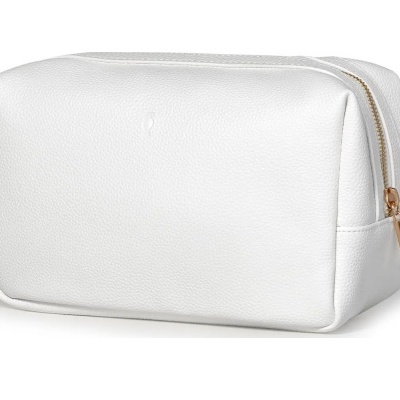 Necessaire branca em material texturizado com fecho de correr dourado.