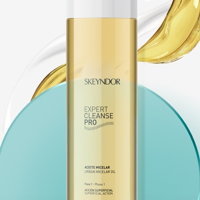 Frasco de óleo micelar da Skeyndor com texto e fundo abstrato azul e dourado