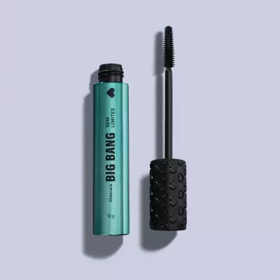 Máscara de pestanas verde água com tampa preta texturizada e aplicador aberto