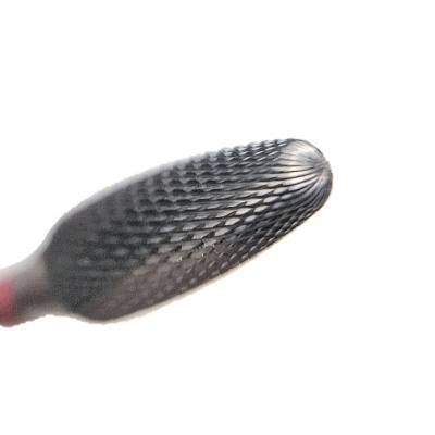 Ferramenta rotativa metálica cilíndrica com textura estriada