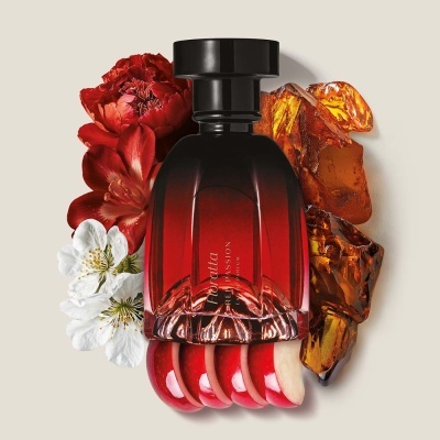 Frasco de perfume vermelho com flores e âmbar