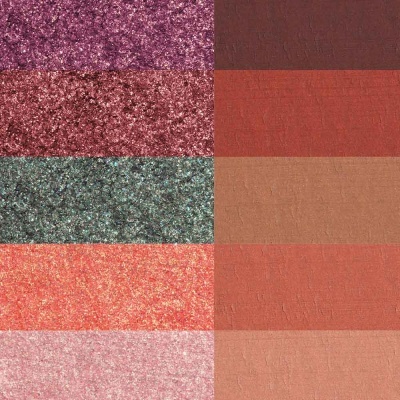 Paleta de sombras de maquilhagem com cores glitter e mate em tons quentes e frios.