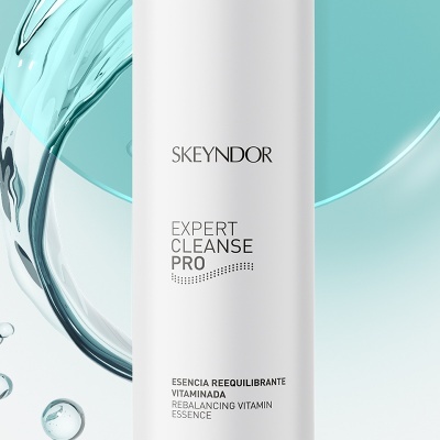 Frasco branco de produto Skeyndor Expert Cleanse Pro sobre fundo azul e transparente