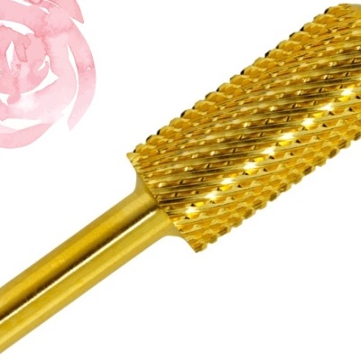 Broca dourada texturizada com fundo branco e detalhe rosa