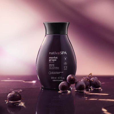 Frasco de cosmético nativaSPA Merlot Grape com bagos de uva