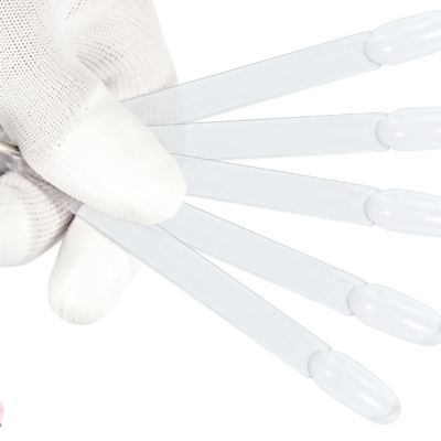 Paletas de amostra para unhas seguradas por mão com luva branca