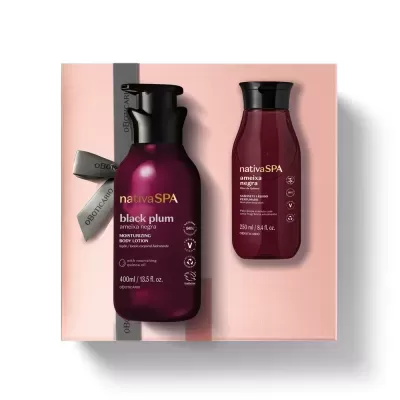 Conjunto nativaSPA Ameixa Negra com loção e sabonete líquido em embalagens roxas sobre caixa rosa