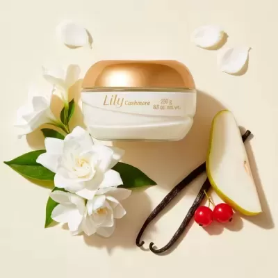 Frasco de creme Lily Cashmere com flores e ingredientes naturais
