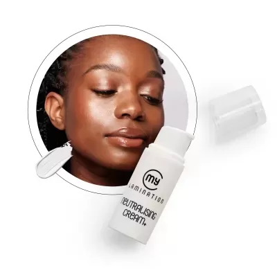 Frasco branco de creme neutralizante com texto e rosto de mulher ao fundo