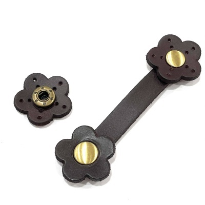 Fecho em Couro Sintético Castanho Flor