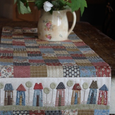 Pré-Venda | Hatched and Patched - Tiny Town Tablerunner