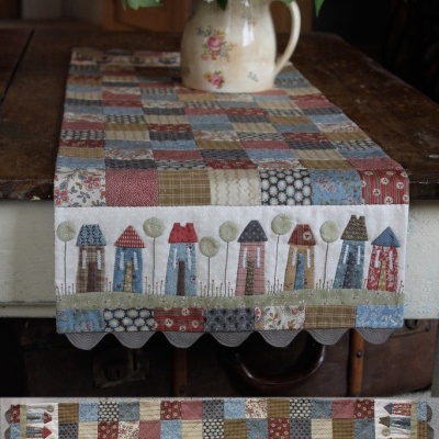 Pré-Venda | Hatched and Patched - Tiny Town Tablerunner