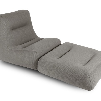 Poltrona chaise longue cinzenta em tecido com encosto alto inclinado e assento acolchoado