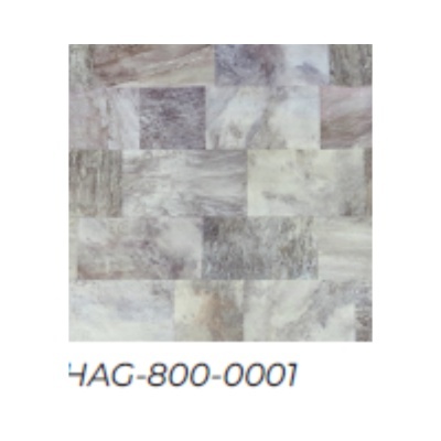 Revestimento em azulejo com padrão de mosaico em tons neutros