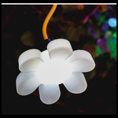 Luz decorativa em forma de flor branca com pétalas translúcidas