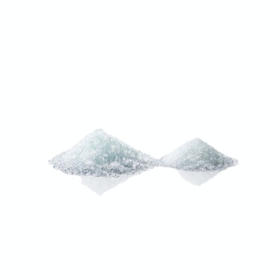 Duas pilhas de cristais transparentes sobre fundo branco
