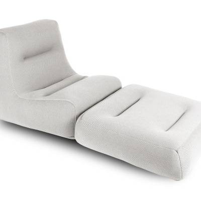 Espreguiçadeira estofada cinza claro com almofada e design moderno