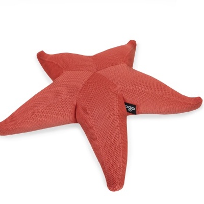 Almofada terracota tricotada em forma de estrela do mar com etiqueta logo